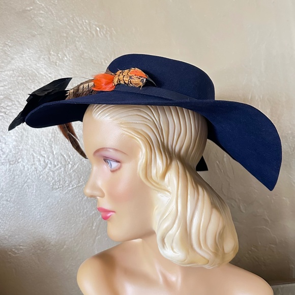 UNFORGETTABLE 1940s\' NAVY FELT WIDE BRIM HAT WITH FEATHER BIRD & SPLIT BRIM main image 8
